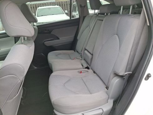 Used 2022 Toyota Highlander LE AWD/4WD image 20