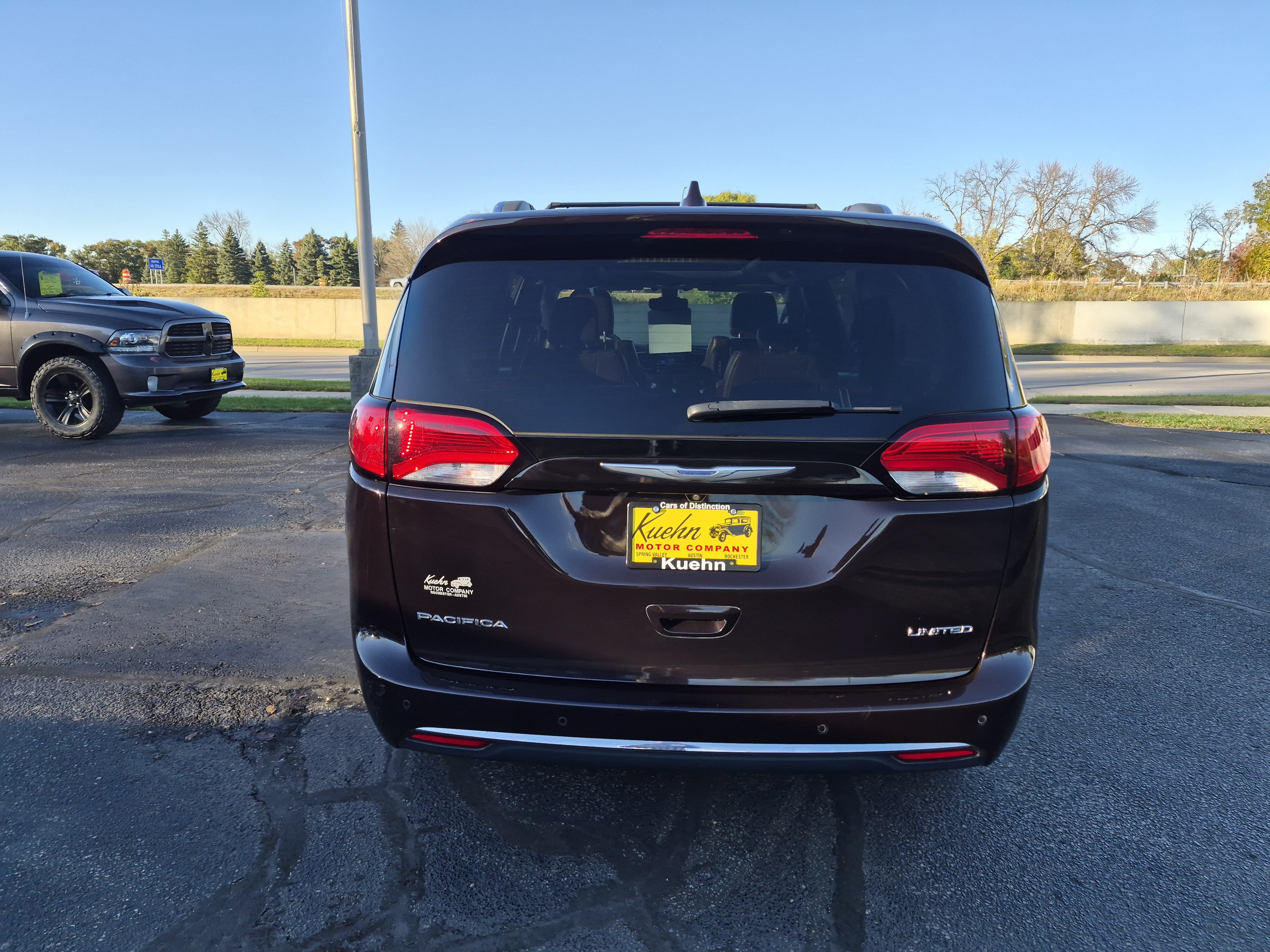 Used 2017 Chrysler Pacifica Limited FWD image 7