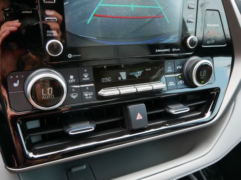 Used 2022 Toyota Highlander XLE AWD/4WD image 23