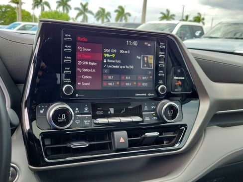 Used 2022 Toyota Highlander XLE FWD image 24