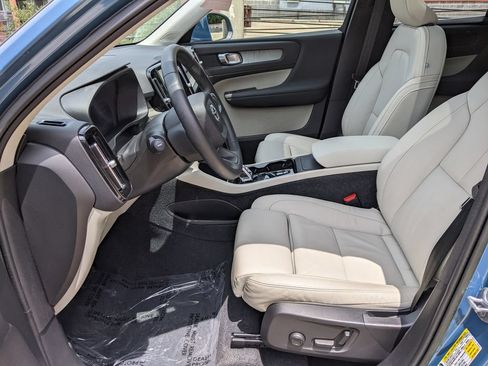 Certified 2023 Volvo XC40 B5 Plus AWD/4WD image 11