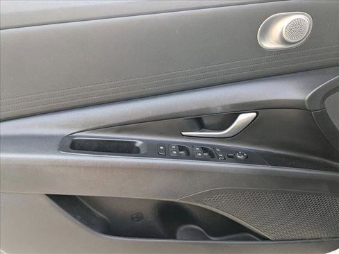 Used 2021 Hyundai Elantra SEL image 9