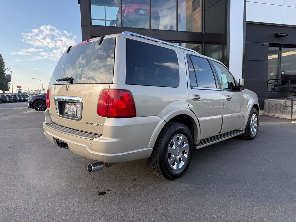 Used 2005 Lincoln Navigator Ultimate AWD/4WD image 12