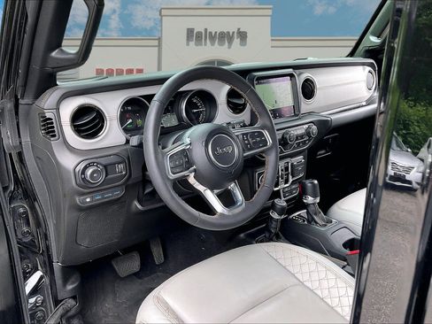 Used 2023 Jeep Wrangler Unlimited Sahara AWD/4WD image 13