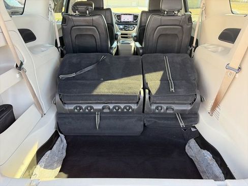 Used 2022 Chrysler Pacifica Touring-L FWD image 42