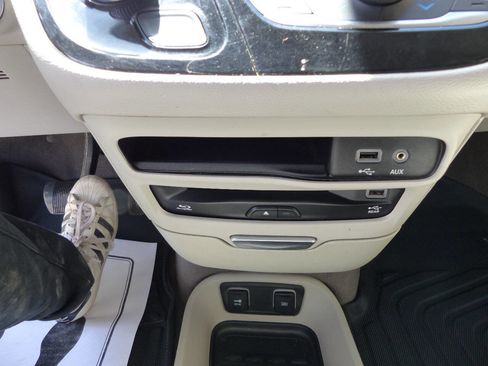 Used 2019 Chrysler Pacifica Touring-L Plus w/ Tire & Wheel Group FWD image 31