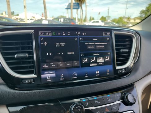 Used 2023 Chrysler Pacifica Touring-L FWD image 21