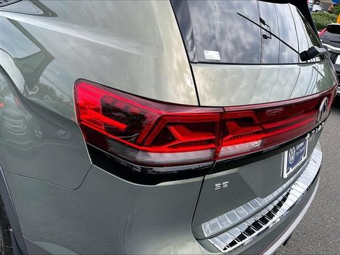 Used 2024 Volkswagen Atlas Peak Edition SE AWD/4WD image 31