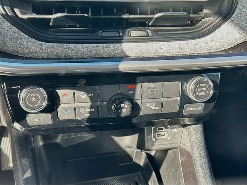 Used 2022 Jeep Compass Latitude FWD image 15