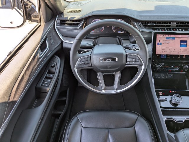 Used 2024 Jeep Grand Cherokee Limited AWD/4WD image 16