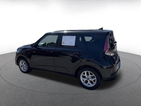 Used 2025 Kia Soul LX w/ LX Technology Package FWD image 10
