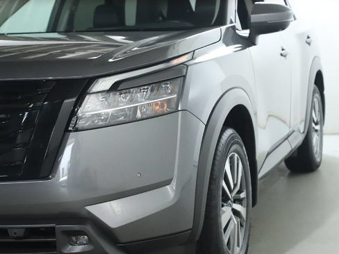 Used 2024 Nissan Pathfinder SL w/ Black Appearance Package AWD/4WD image 5