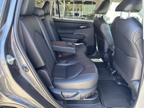 Used 2024 Toyota Highlander XLE AWD/4WD image 3