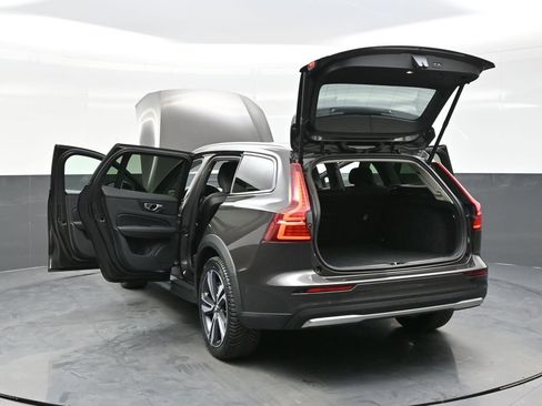 Used 2025 Volvo V60 B5 Cross Country Plus AWD/4WD image 43