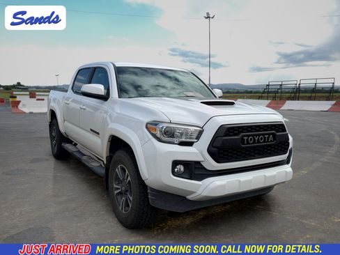 Used 2017 Toyota Tacoma 2WD Double Cab image 1
