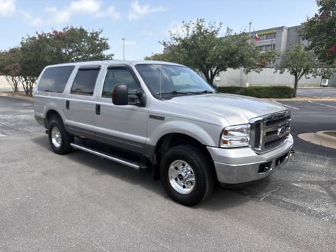 Used 2005 Ford Excursion XLT AWD/4WD image 2