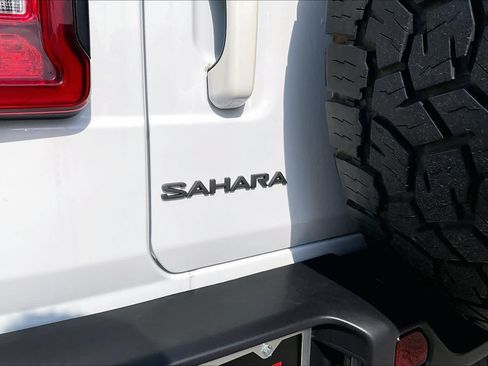 Used 2025 Jeep Wrangler Unlimited Sahara AWD/4WD image 27