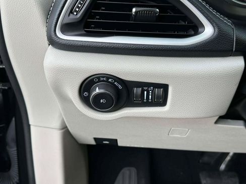 Used 2023 Chrysler Pacifica Touring-L FWD image 20