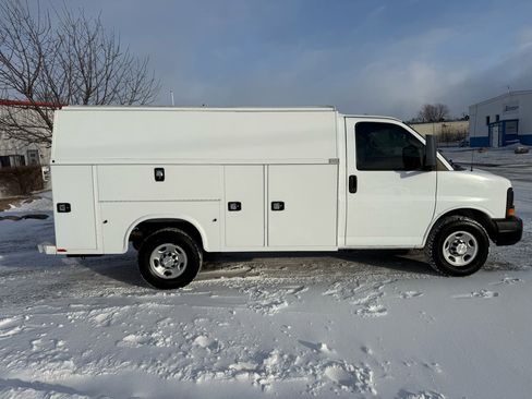 Used 2016 Chevrolet Express 3500 image 4