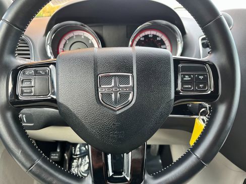 Used 2016 Dodge Grand Caravan SE image 11