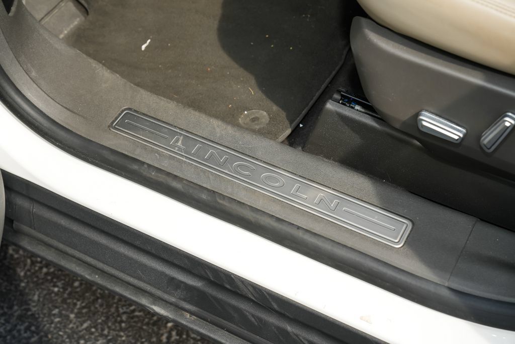 Used 2025 Lincoln Nautilus Premier AWD/4WD image 21