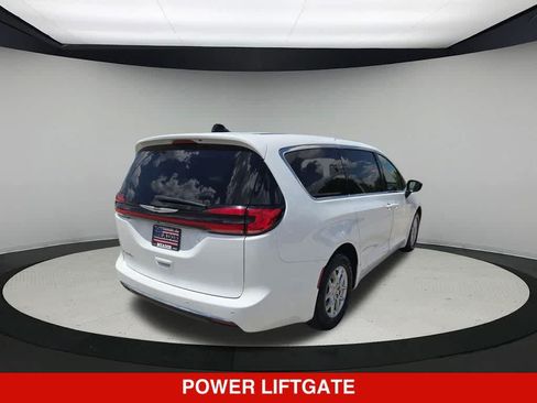 Used 2024 Chrysler Pacifica Touring-L FWD image 6