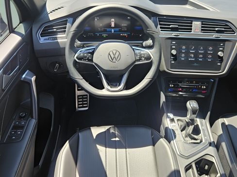 Used 2023 Volkswagen Tiguan SE R-Line FWD image 11