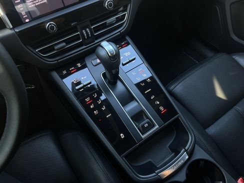 Used 2022 Porsche Macan image 46