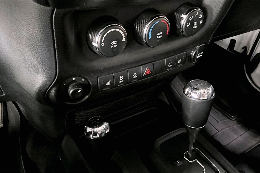 Used 2018 Jeep Wrangler Unlimited Sahara AWD/4WD image 16
