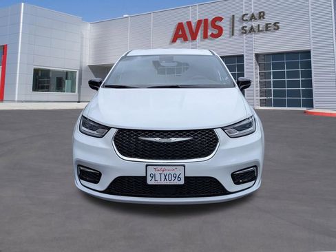 Used 2025 Chrysler Pacifica Select image 2