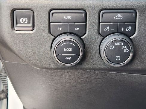Used 2025 Chevrolet Silverado 1500 LT AWD/4WD image 21
