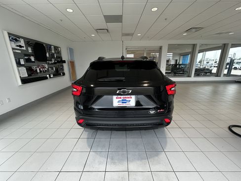 Used 2025 Chevrolet Trax RS FWD image 8