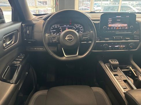 Used 2022 Nissan Pathfinder SV image 16