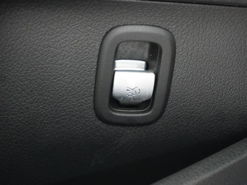 Used 2025 Mercedes-Benz C 300 Sedan image 11