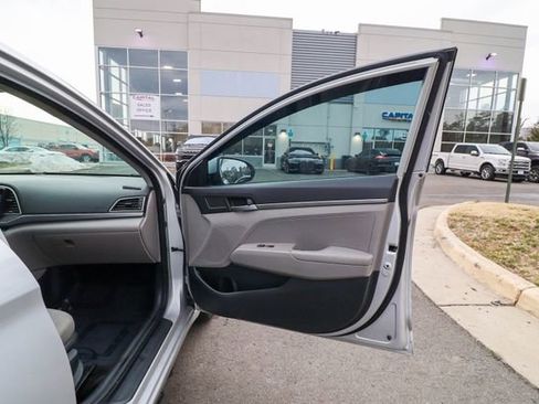 Used 2017 Hyundai Elantra SE FWD image 39