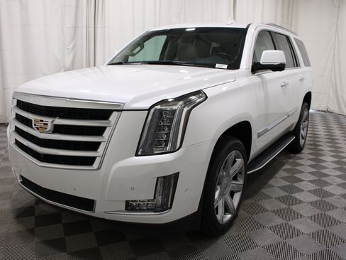 Used 2019 Cadillac Escalade Luxury AWD/4WD image 35