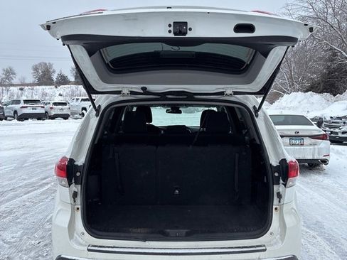 Used 2017 Toyota Highlander LE image 7