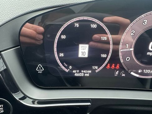 Used 2025 Porsche Cayenne Coupe image 28