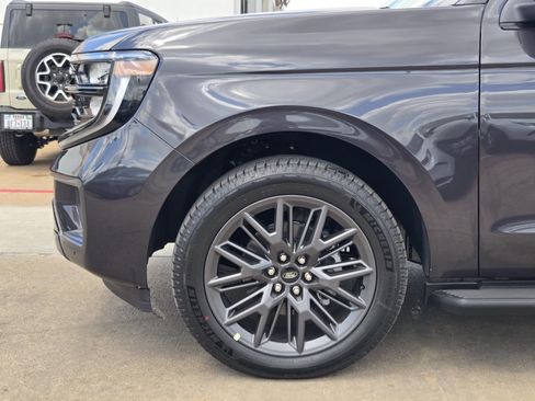 Used 2026 Ford Expedition Max Platinum w/ Stealth Appearance Package image 5