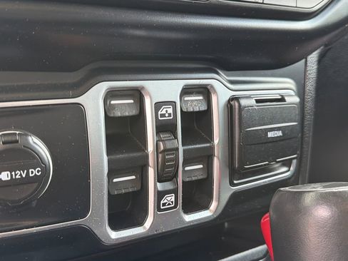 Used 2019 Jeep Wrangler Unlimited Sahara AWD/4WD image 21