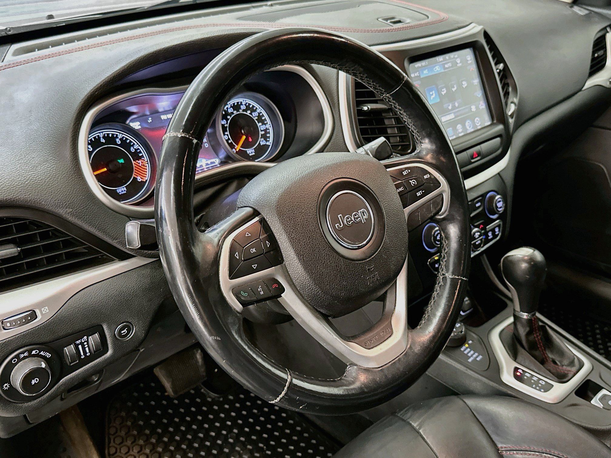 Used 2015 Jeep Cherokee Trailhawk w/ Comfort/Convenience Group AWD/4WD image 18