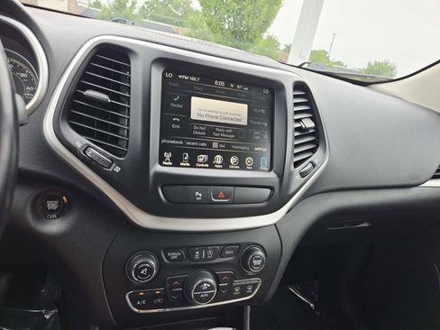 Used 2018 Jeep Cherokee Limited w/ Trailer Tow Group AWD/4WD image 24