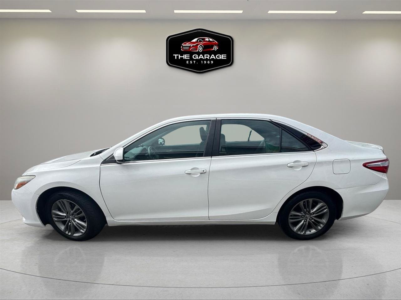 Used 2016 Toyota Camry SE w/ Moonroof Package FWD image 2