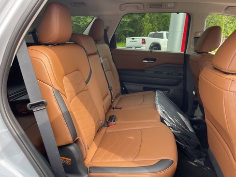 New 2025 Nissan Pathfinder Platinum image 21