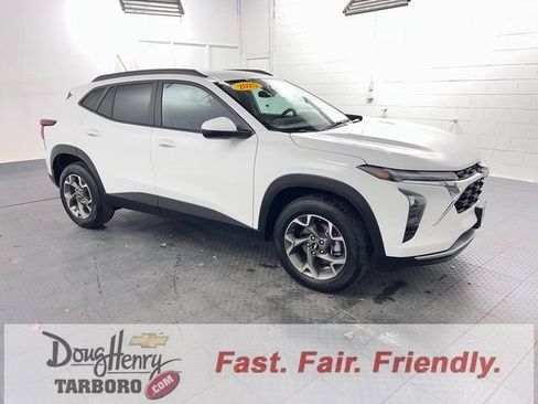 Used 2025 Chevrolet Trax LT w/ LT Convenience Package FWD image 3