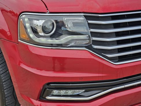 Used 2016 Lincoln Navigator Select RWD image 9