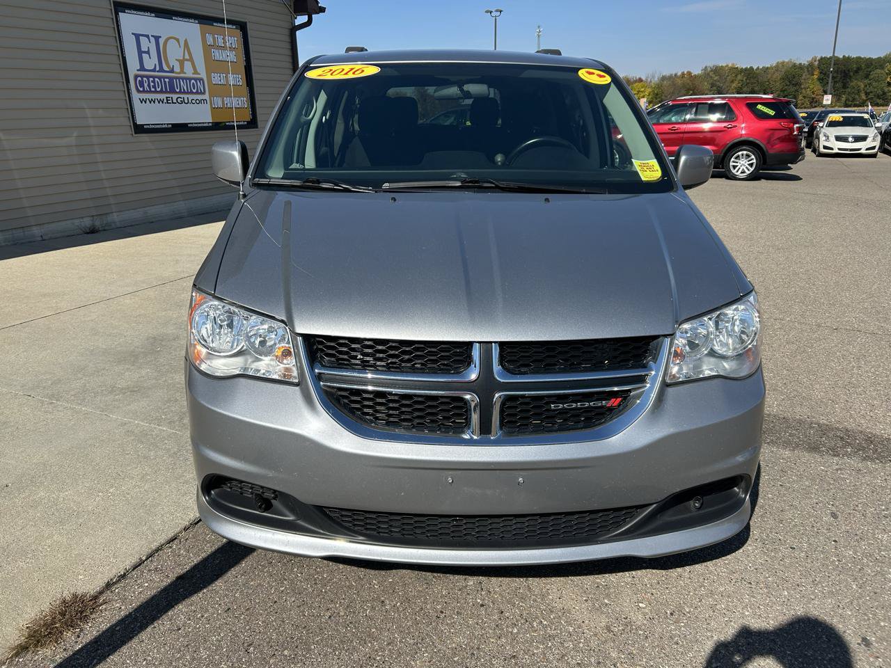 Used 2016 Dodge Grand Caravan SXT w/ Rear Park Assist Package FWD image 2