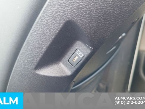 Used 2025 Kia Carnival FWD image 22