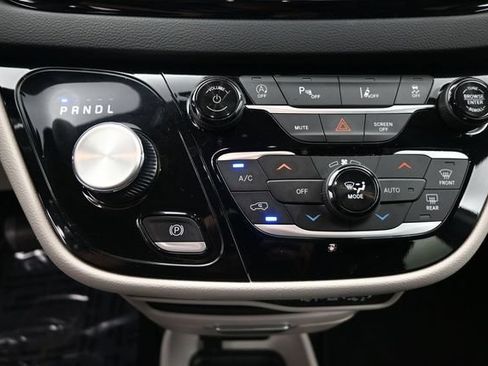 Used 2024 Chrysler Pacifica Touring-L FWD image 19