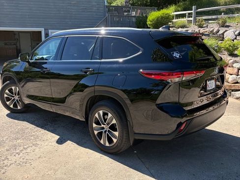 Used 2022 Toyota Highlander XLE AWD/4WD image 3